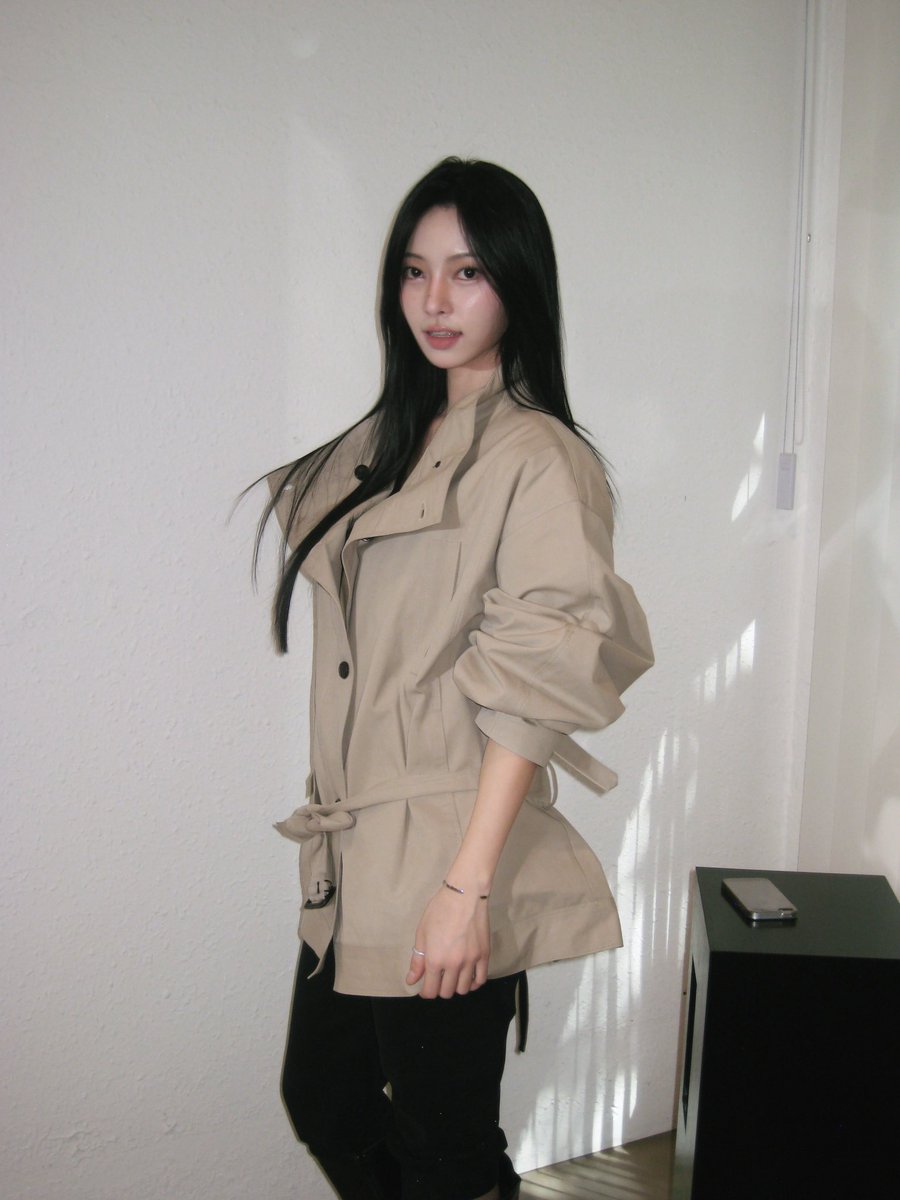 jeencherie's tweet photo. Stunning, effortlessly cool, killer style, flawless aesthetic. Obsessed! 💅🏻✨ #Gayeon’s new post! #TheLoveLab https://t.co/b6i9ZYyWKO