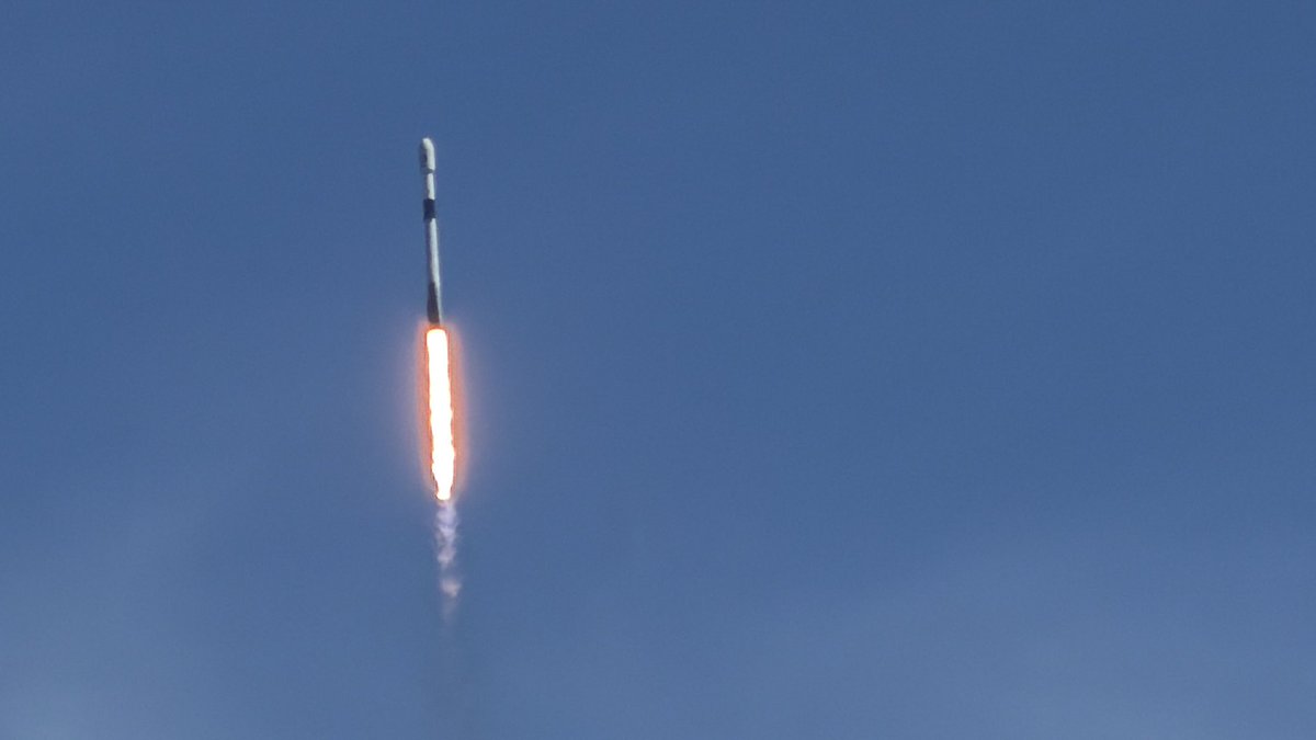 novintm's tweet photo. Sunday, September 13,this was my first time watching a live rocket launch. SpaceX launched three O3b mPOWER satellites for SES from SLC-40 — SpaceX’s 700th Falcon launch. I waited more than two hours at LC-39. The weather cooperated, and Falcon lifted off at 2:49 p.m. I’d watched a few launch broadcasts before, but seeing one live with my own eyes is a completely different experience. From there I could also see SpaceX’s Starship facilities at LC-39A still under construction, with a possible first launch by the end of this year.Go Spacex!