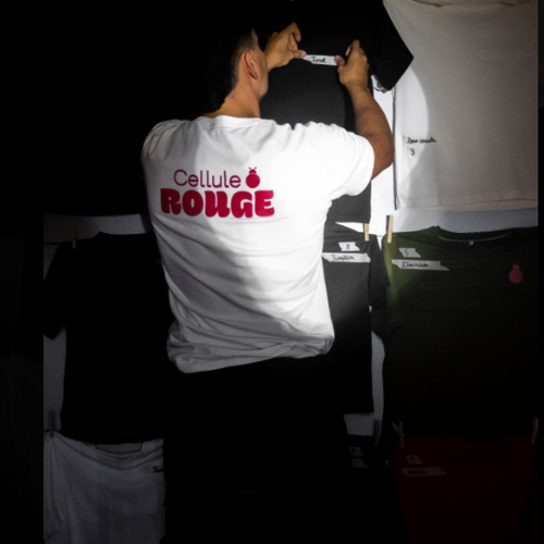 LMPositif's tweet photo. 🇫🇷 À Poitiers, la jeune pousse Cellule Rouge a créé un tee-shirt innovant pour adoucir le quotidien des patients atteints de cancer. Conçu pour faciliter l’accès aux zones de soins, ce vêtement permet de rendre les traitements plus simples et plus confortables. 👕 (France Info) 

📸 Cellule Rouge
