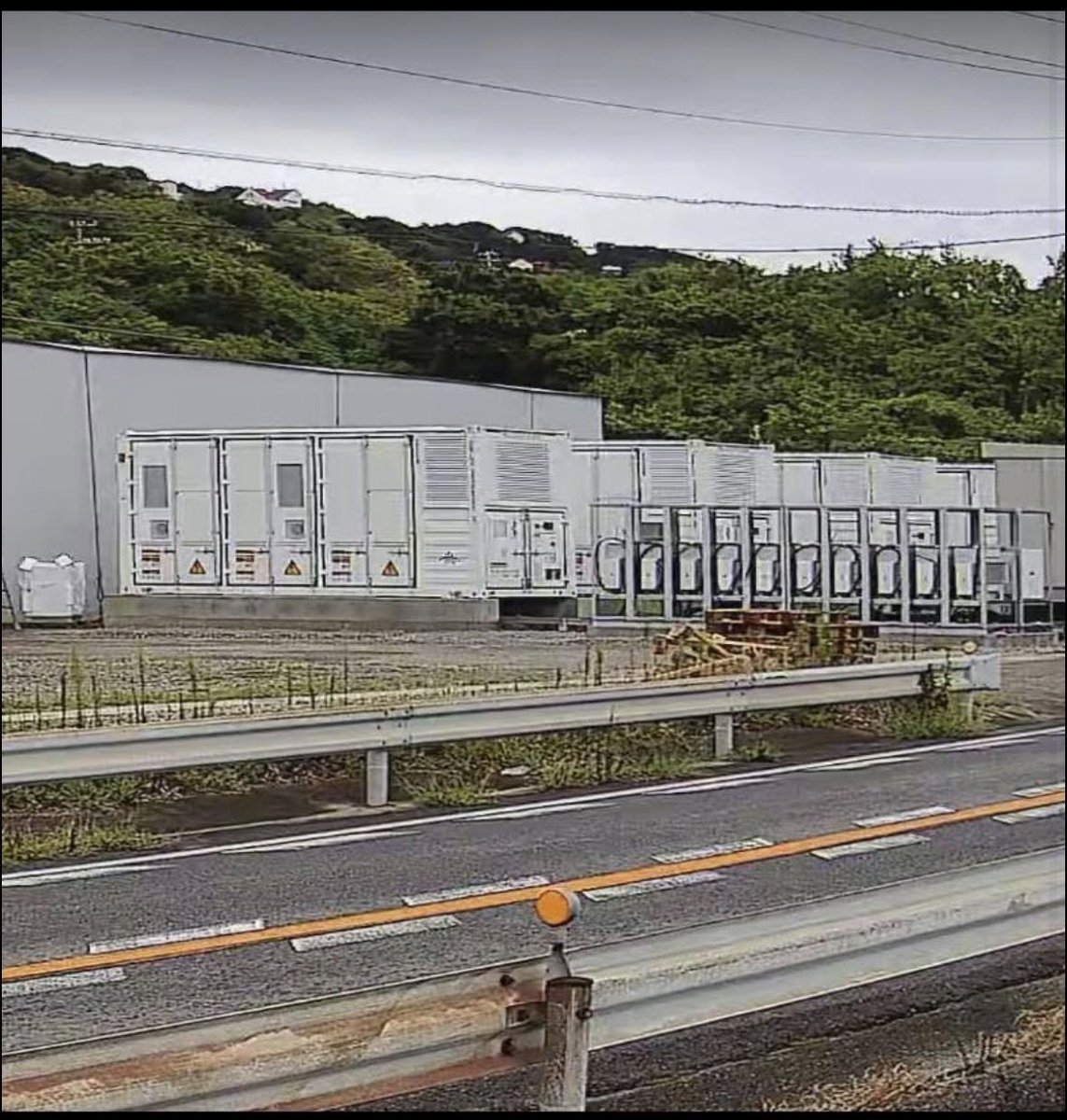 GrwaNnKqMn5nG68's tweet photo. 和歌山県の印南町で、ファーウェイの蓄電池施設の建設が始まった。

住民の反対を省みることなく、9月15日から開始されている。

国内において、ファーウェイを使った電線は、来年から禁止される。

そのため、今年中に工事を始めようという
ことである。

仕事を請け負っている兵庫の会社とも
連絡がつかないようだ。

和歌山県印南町では、風力発電の設置も
計画されている。

民意をよそ���、計画を進める背後にいるのは、一体、どういう連中だ！