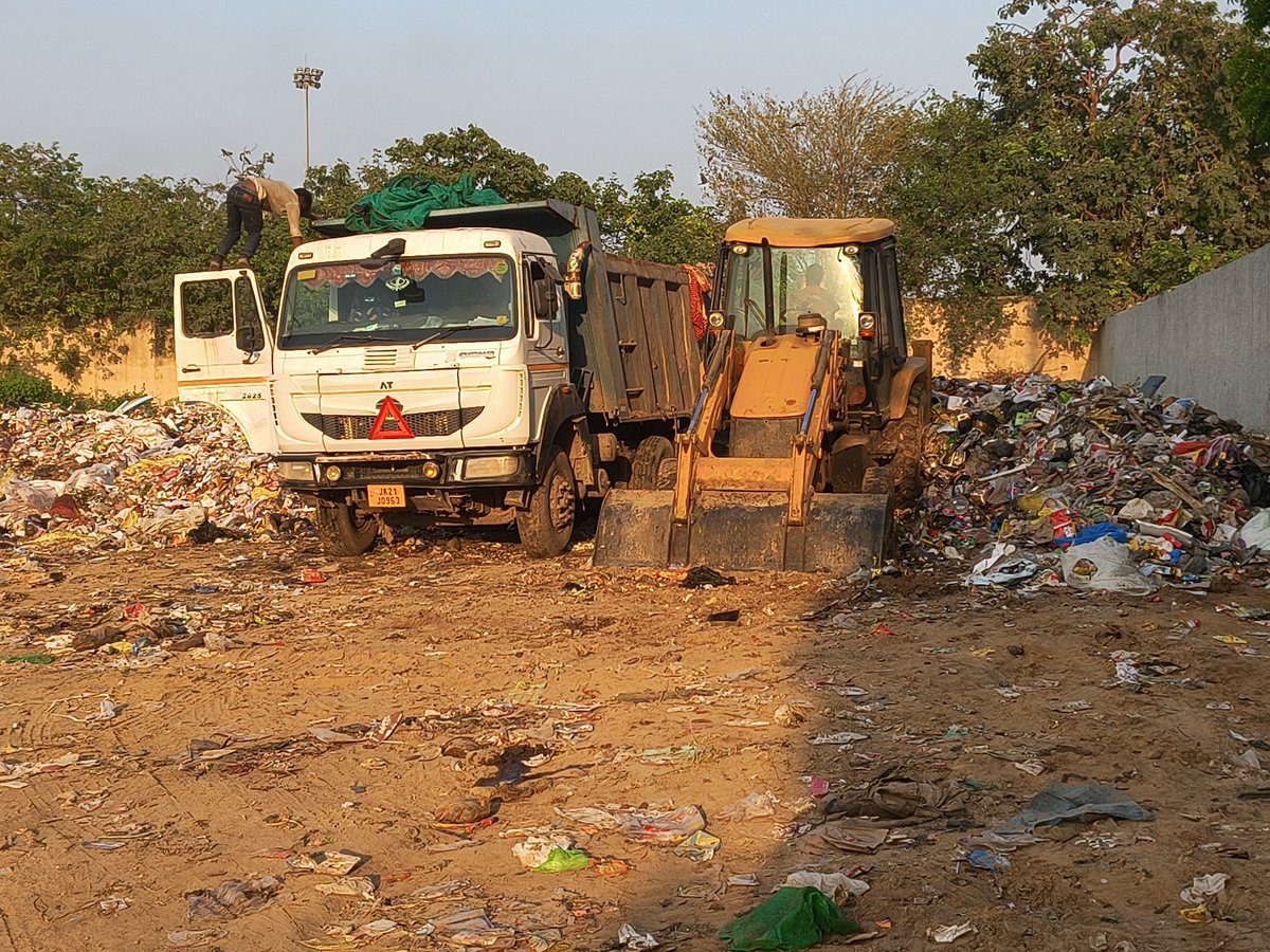 Bhawani4Gurgaon's tweet photo. MCG violates all rules in SWM policy 2016/2026. Creates secondary dumping point in residential HSVP Sec23A, bringing in garbage from over 1 lakh residents &amp; commercial units. @SwachhBharatGov @MoHUA_India @ulbharyana @cmohry @NayabSainiBJP @PMO @CPCB_OFFICIAL @narendramodi https://t.co/uvmbc1bSX3
