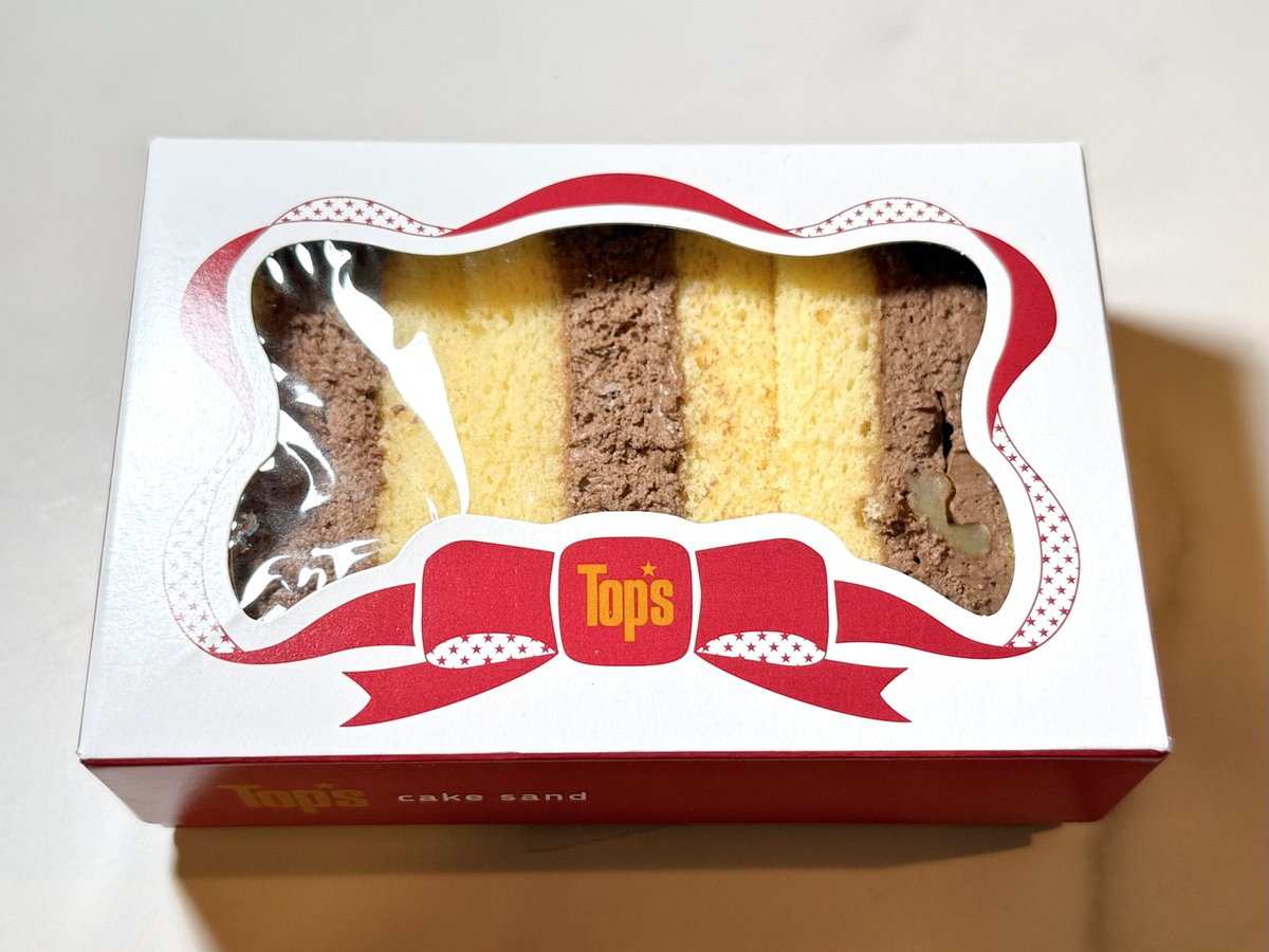 Frankie_tokyo's tweet photo. Top*sのケーキサンド。
あのチョコレートケーキが片手でパクッといただけてしまうというトップスのチョコレートケーキファンにとっては嬉し過ぎる一品✨
ふわふわスポンジにあの柔らかミルクチョコレートクリーム、もちろんクルミも入っています。
ホールだと食べ過ぎ…でもこれならいつでもOK！ https://t.co/KV15k45rH4