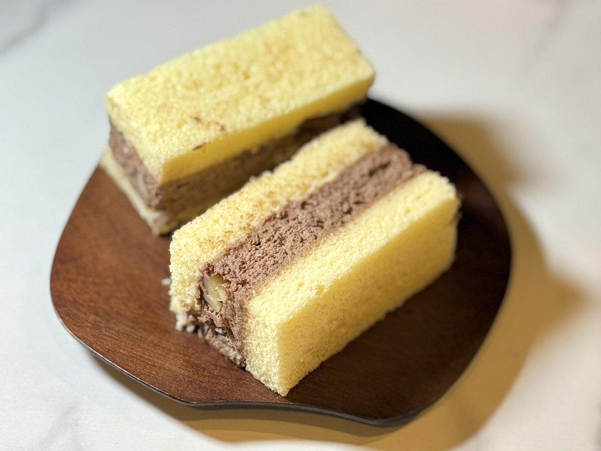 Frankie_tokyo's tweet photo. Top*sのケーキサンド。
あのチョコレートケーキが片手でパクッといただけてしまうというトップスのチョコレートケーキファンにとっては嬉し過ぎる一品✨
ふわふわスポンジにあの柔らかミルクチョコレートクリーム、もちろんクルミも入っています。
ホールだと食べ過ぎ…でもこれならいつでもOK！ https://t.co/KV15k45rH4