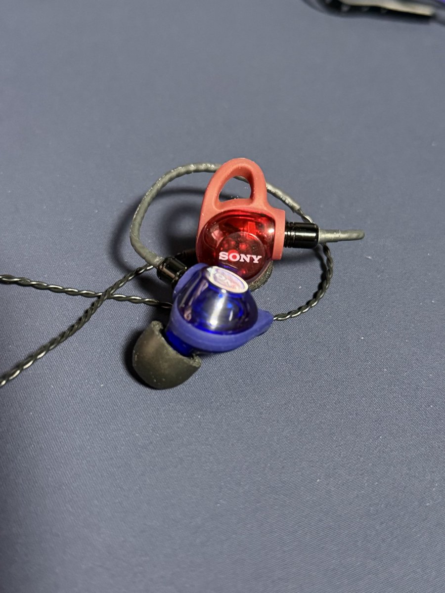 mochida17's tweet photo. SONYのier-M500
今までどんなイヤホンでも耳垢湿ってる影響かズレてズレて長時間VCとゲームではイヤホンの使用を諦めてました
今の所M500はズレる事なく2時間以上連続使用できてます
イヤホンズレちゃって困ってる民にはオススメです https://t.co/e1AkwnNkrs
