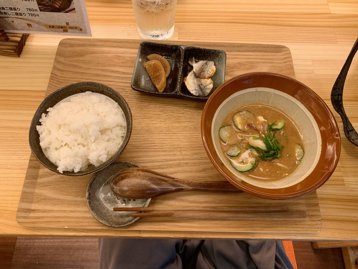 OnakahettaYS's tweet photo. 駅酒場 神乃蔵(宮崎県宮崎市錦町 アミュプラザみやざき)
だれやみセット 1380円
本格霧島 水割り
冷や汁 1180円
肉巻きおにぎり 780円

初めての宮崎での食事ということで宮崎駅構内にある居酒屋さんでいただきました。
値段は少し高めですが色々食べて満足です︎︎👍🏻︎︎ https://t.co/Mh7Xj8X4sH
