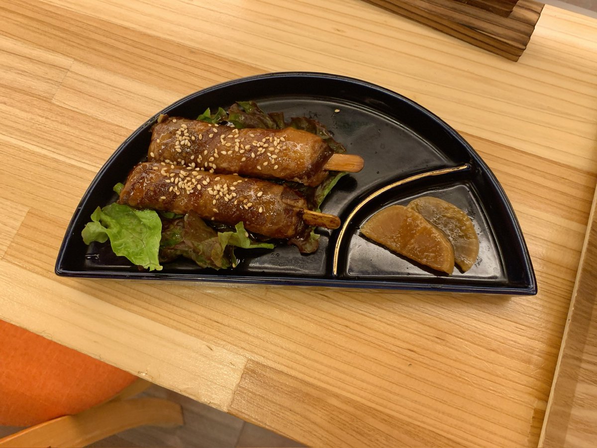 OnakahettaYS's tweet photo. 駅酒場 神乃蔵(宮崎県宮崎市錦町 アミュプラザみやざき)
だれやみセット 1380円
本格霧島 水割り
冷や汁 1180円
肉巻きおにぎり 780円

初めての宮崎での食事ということで宮崎駅構内にある居酒屋さんでいただきました。
値段は少し高めですが色々食べて満足です︎︎👍🏻︎︎ https://t.co/Mh7Xj8X4sH