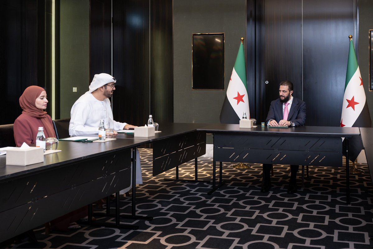 UAEmediaoffice's tweet photo. خلال لقائه معالي محمد القرقاوي وعدد من الوزراء والقيادات .. فخامة الرئيس أحمد الشرع، رئيس الجمهورية العربية السورية يطلع على منظومة العمل الحكومي في دولة الإمارات https://t.co/144cqrezEo