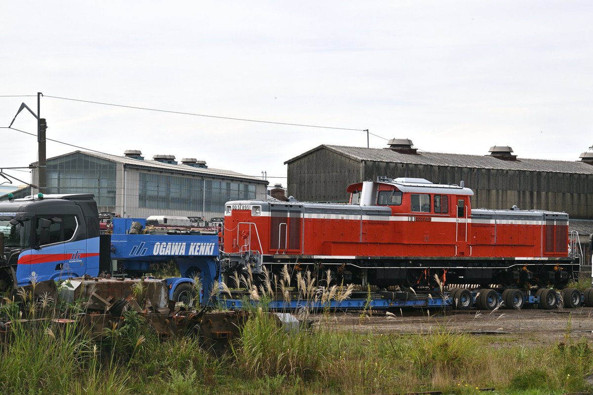 sou_ai's tweet photo. DD51 895　DE11 1041 
秋田総合車両ベース 2026.9.16
初秋の土崎より2機のディーゼル機関車が旅路へ。祈 道中無事。 https://t.co/PdwuptediV