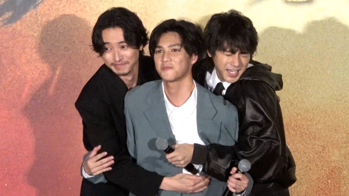 oricon's tweet photo. 【🎥動画】
山﨑賢人＆山田裕貴、“幼少期万極”榎本司の登場に熱いハグ ❗️

映画『キングダム 魂の決戦』超特大ヒット御礼舞台挨拶
🔻ノーカット動画はこちら
https://t.co/XYmSmowrib

#キングダム https://t.co/siVOGEJAw4