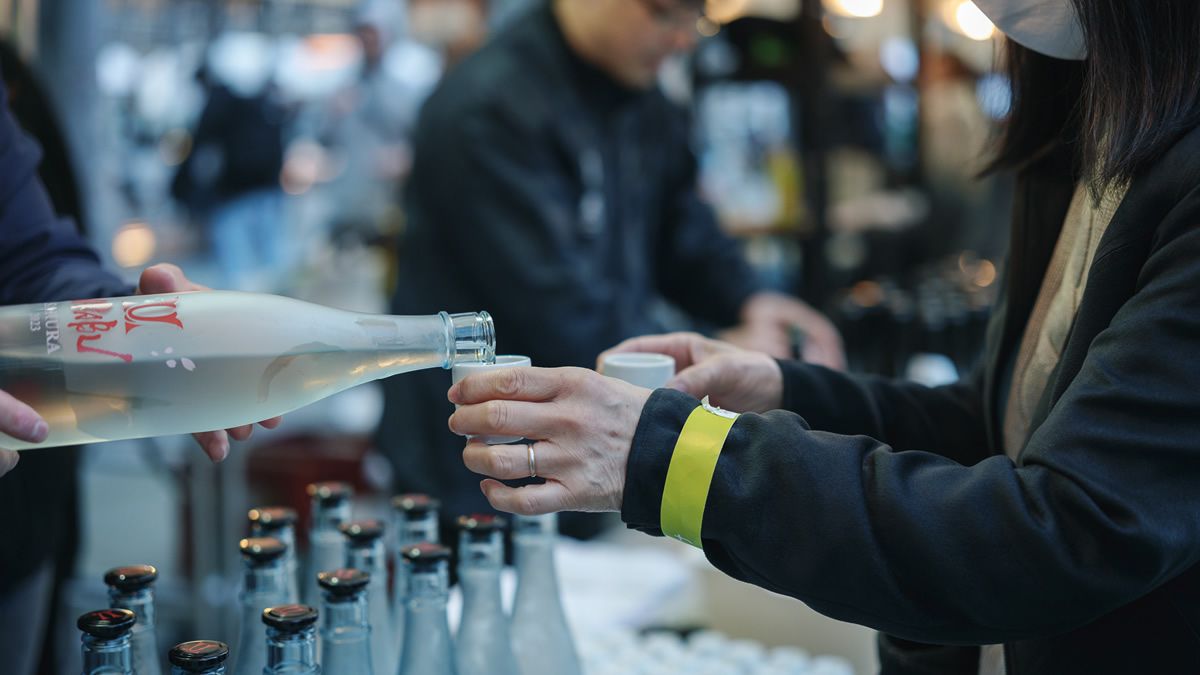 event_checker's tweet photo. 🍶全国の若手醸造家50蔵が大手町に集結

「若手の夜明け2026」開催

2期入替制で、これから注目の蔵から
集客力のある筆頭格まで登場

日本酒を飲み比べながら
造り手との交流も楽しめます

📅 9/30(水)-10/4(日)
📍 東京・大手町

→ https://t.co/s49mhz1MDr https://t.co/Pr5H59pdY8