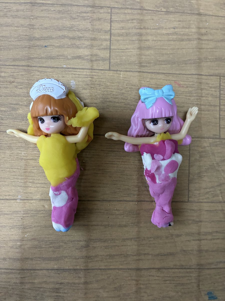 michelle_0819's tweet photo. 朝、もうすぐ学校に行こうという15分前。ふーさんが粘土をやりたいと言い出した。
そして、つくったのがリカちゃんの洋服。
右のリカちゃんはいちごのワンピースだそうです。ステキ！ https://t.co/cDKL6Z0DEw