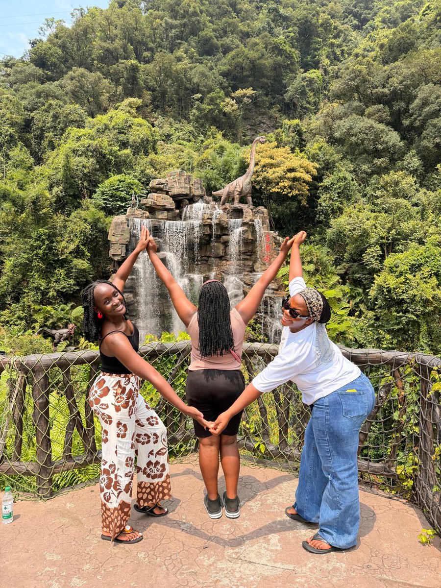 NazahEvents's tweet photo. During our China trip, we also visited the Gulong Nine Waterfalls, with “Gulong” meaning “Ancient Dragon,” inspired by the way the cascading waters appear to plunge down the cliffs.

#NazahDestinations https://t.co/hrbFB1Xn4f