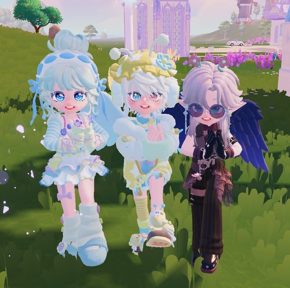 uir0uhtp's tweet photo. また3人でお写真撮れた~！！
やっとぶぶにも会えた♡
イベエモ合わせられて満足満足( ˘꒳˘)
端末重すぎて後ろのわいの家が
ほぼないの気になりすぎるw

【@eveharapeko3 】
【@ru___pia 】 https://t.co/b2w1H0mFtB
