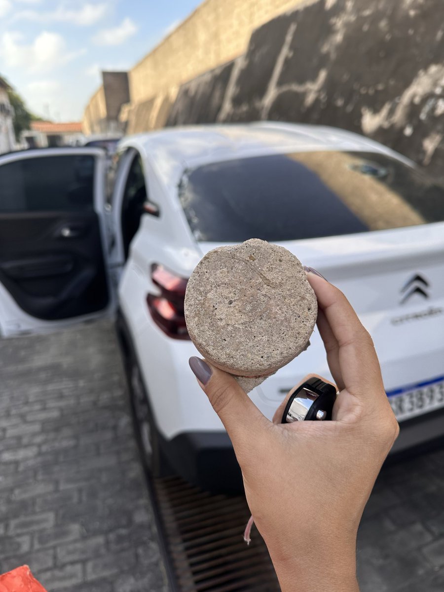 MariaDeQue's tweet photo. Vim trabalhar no carro da mamãe, pq ela tá viajando. Depois de 24h de plantão, vou pegar o carro e o que eu ganho de presente: https://t.co/7JLM9HNKaB