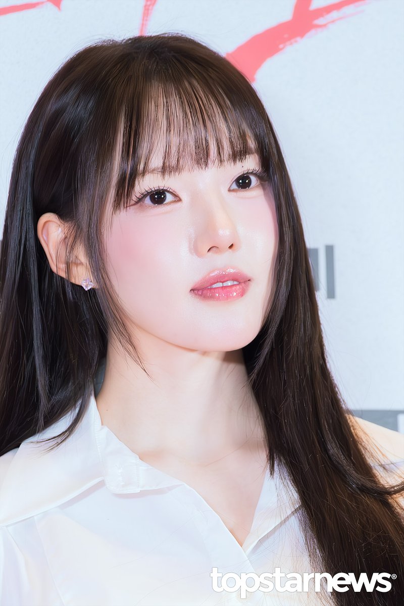 TSN_PHOTO's tweet photo. [HD포토] 여자친구 예린, ‘클로즈업을 부른다’ (타짜 VIP 시사회) #타짜 #VIP시사회 #예린 #YERIN #여자친구 #GFRIEND https://t.co/R0fCAhRZi0 <- Original Photo https://t.co/6XjqKEpjay