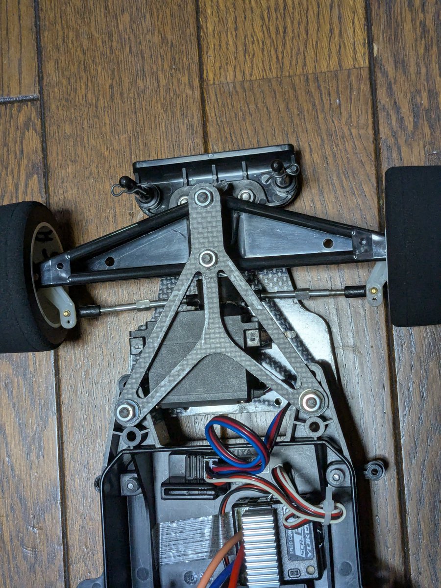 torangool9's tweet photo. 昨日あげるの忘れてました。Cカーも手を加えてみました。F1用の前サスアームに変更して、定番改造のキャンバー加工をしてあります。仕上げに下のカーボン板とは別メーカー（オプションNO1さん）の専用アッパーデッキ付けてあります。 https://t.co/7Gb7qFIDW8