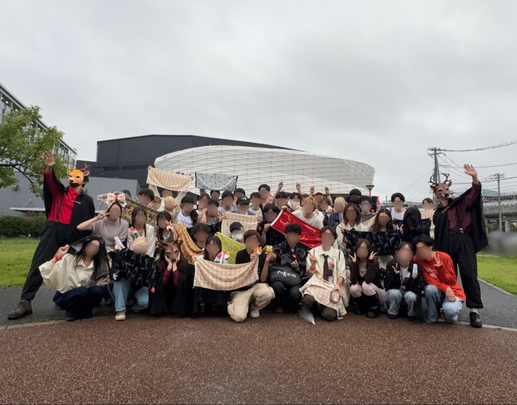 FQb53's tweet photo. 『一人称千葉個体集合写真』

雨予報だったのに、この撮影の時間だけ雨が止みました！！それに人数少ないの覚悟で決行したのにこんなに沢山の個体さんに集まって頂けました...ほんと感謝です！！

ララアリーナを背に綺麗に撮れました！！
参加された方ここから保存お願いします🙌

#ヨルシカ_一人称 https://t.co/E52D4m0K8V