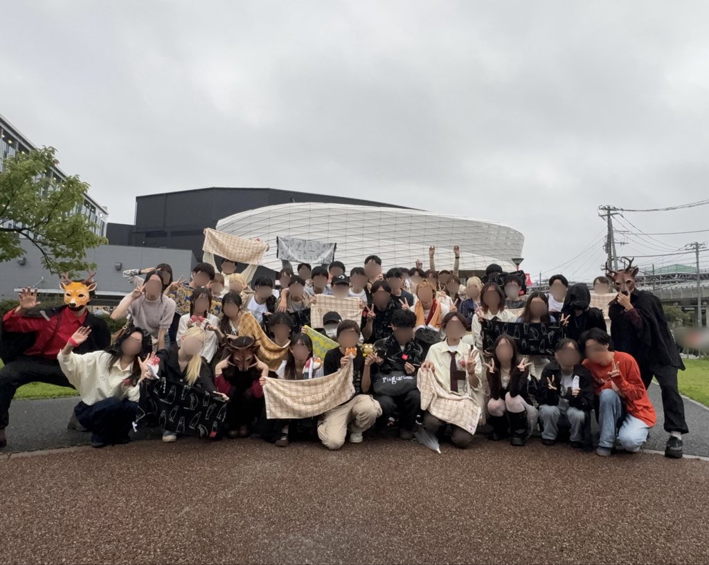 FQb53's tweet photo. 『一人称千葉個体集合写真』

雨予報だったのに、この撮影の時間だけ雨が止みました！！それに人数少ないの覚悟で決行したのにこんなに沢山の個体さんに集まって頂けました...ほんと感謝です！！

ララアリーナを背に綺麗に撮れました！！
参加された方ここから保存お願いします🙌

#ヨルシカ_一人称 https://t.co/E52D4m0K8V