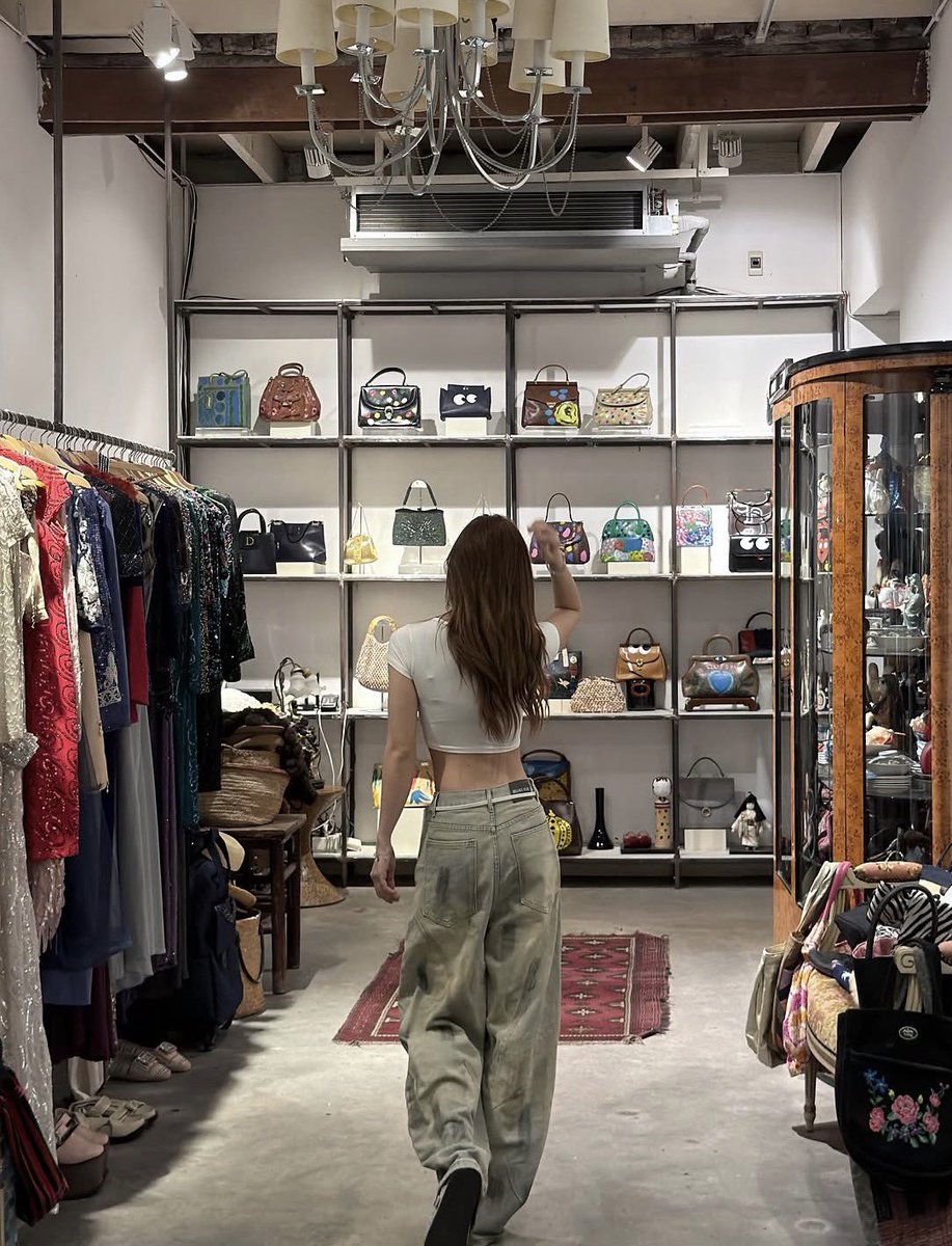 mewnichbloom's tweet photo. Imagine having june as your gf and going shopping and this is your view as you're walking behind her https://t.co/IbFHDmK3m9