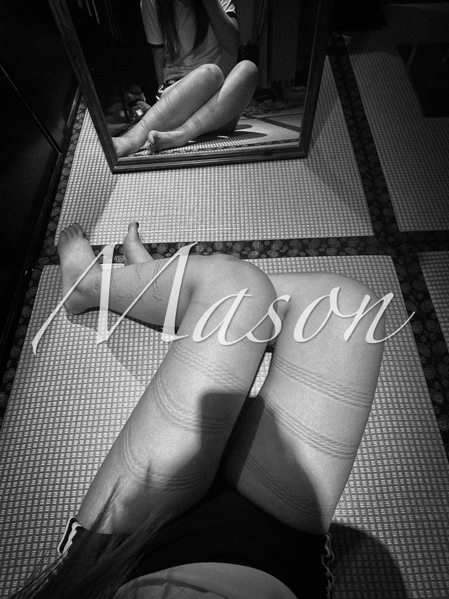 Mason_Dom0210's tweet photo. 聊聊BDSM圈內關係的緣分和分離
[有時緣分就是這麼短 開心就足夠了]

不管是在主奴的這種關係裡，還是在愛情裡，
不管你付出多少，都是心甘情願，
說難聽的是咎由自取，並不偉大也不值得歌頌，
因為我們都是為了自己的愛情，
不是為了對方。
如果我們偏要用自己的付出去綁架對方，
這實際上是在強買強賣，是不道德的。

人的一生本就是一個不斷告別和失去的過程，
分手是常態。所以很多時候結果早已經定了，
我們要看的是過程。

有時候我想喜歡一個人最好的心態
是不是不要去擁有她？
一旦擁有，就會有分離的一天，
我經常是這麼想的。
不過其實我們是沒辦法擁有一個人，
每個人都是獨立的，
同樣也沒有人可以擁有我。

我記得有一次被分手，我失眠了好幾個夜晚，
我用了很大的力氣才能站起來，
那一次後我知道，愛上一個人，
就是親手把一把刀給了對方，
然後她隨時可以用那把刀殺死自己。

不過當我遇到我喜歡的人的時候，
我還是會親手把刀奉上。
很慶幸生於社交這麼發達的年代，
讓我們遇到喜歡的人，
但同樣這已經不是一匹馬一封信的年代，
誘惑確實無處不在，
從一而終的愛情需要彼此都有極強的自製力，
遇到這樣的愛情需要的是運氣而非努力。
放低身段去付出，去維繫的關係，
並不ㄧ定會得到尊重，
你不愛自己談什麼讓別人愛你。
兩個人在一起的時候，不要有危機意識，
享受在一起屬於你們兩個人的喜怒哀樂。
真正享受當下，不會走的注定不會走，
要走的留也留不住，除了你自己，
沒有什麼屬於你。 

大雨的日子 
有時會讓人突然很感性
願大家不管圈內關係過程如何
只要記得自己當下的勇敢
和相識時的快樂就已足夠了。