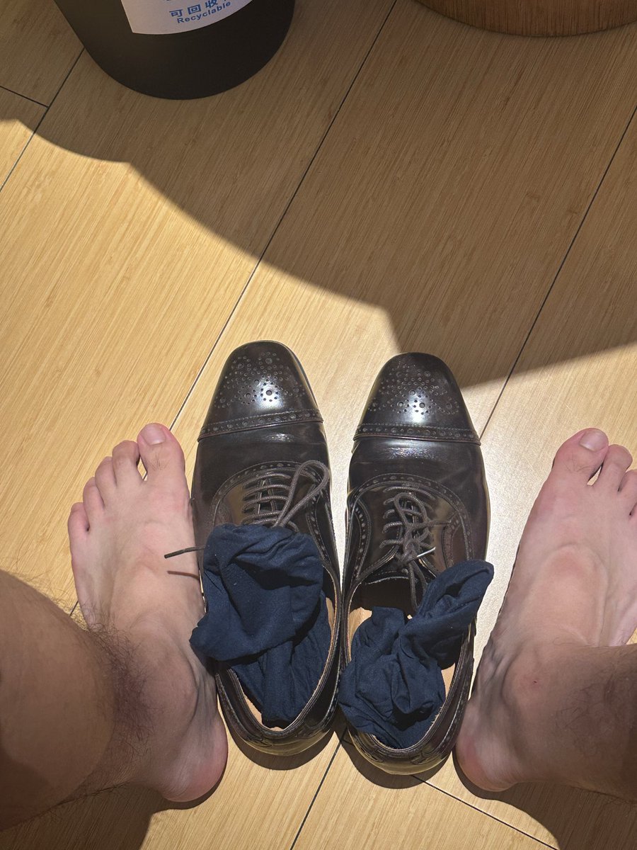 VioletR76935878's tweet photo. #正装 #正装黑袜 #sm #黄金圣水 https://t.co/EpioT7VZEn