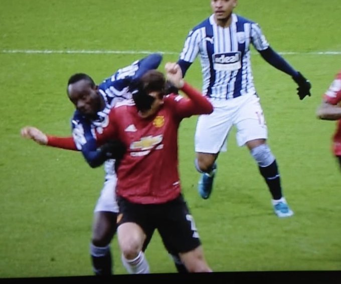 daveek10's tweet photo. In the 2020/21 season in a title race, the VAR checked this and deemed it not a foul and West Brom goal stood 

Someone looked at this and said, nope, no foul and it was deemed an "Error" https://t.co/xh4yctO4uJ