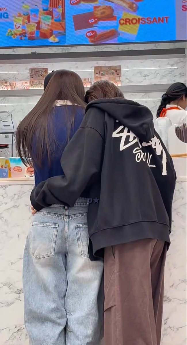 sananini_'s tweet photo. มีเรื่องสงสัยค่ะ คือเค้าทำเมนูตัวเล็กมากเลยหรอคะ เห็นแจนจิงจิงกับเอมี่บอนนี่เค้าสิงกันดูเมนูใกล้ๆทั้ง2คู่เลย😣 https://t.co/FRwj8MAzAK
