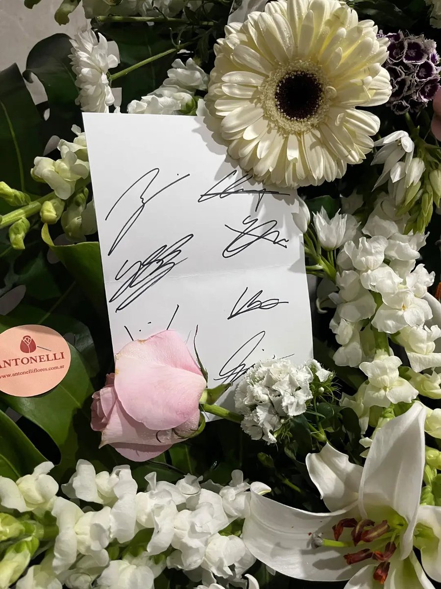 RACHANIL0G's tweet photo. Stray Kids envío flores a la chica que falleció antes de poder entrar al recinto en dónde skz se presentaba también deseo condolencias a su familia y escribieron una carta de despedida esperamos que Delfina pueda descansar en paz, un abrazo de acá hasta el cielo🕊️🖤🤍 https://t.co/aLPpfjyfM0