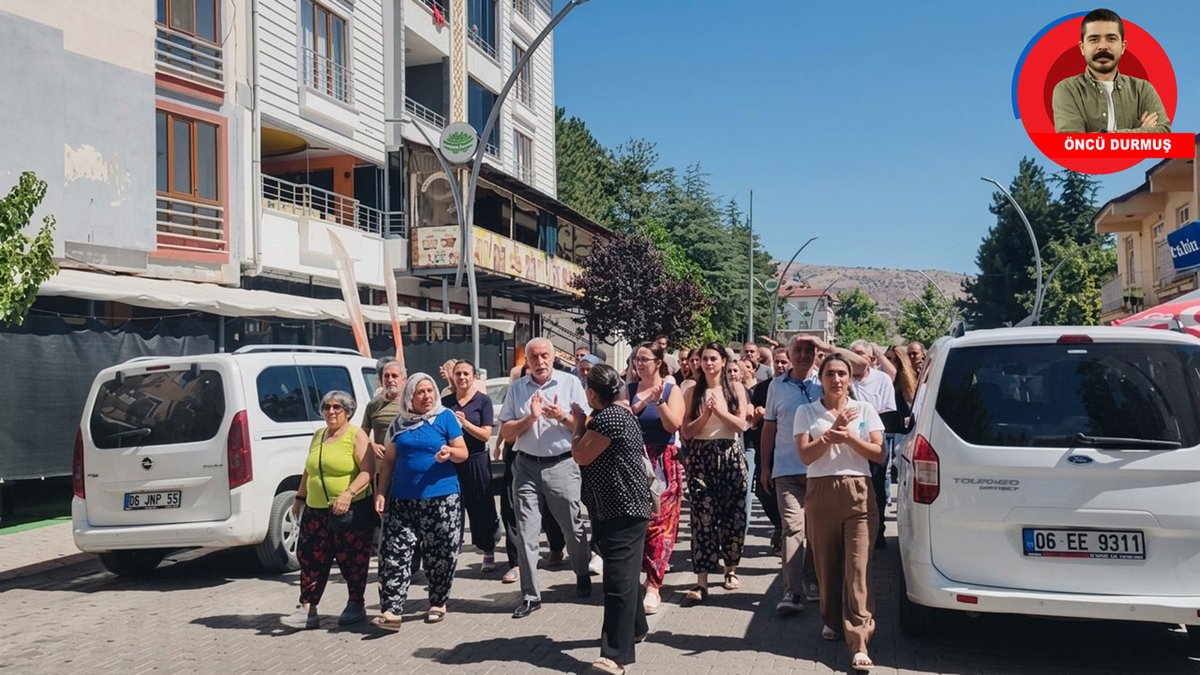 BirGun_Gazetesi's tweet photo. Uyuşturucu çeteleri SOL Partili Dilekçi’ye saldırdı

Eski SOL Parti Hozat İlçe Sözcüsü Hıdır Dilekçi, evinin önünde çetelerin saldırısına uğradı. Burnunda kırık tespit edilen Dilekçi, "Gençlerimizi bu bataklığa teslim etmeyeceğiz’’ dedi
https://t.co/j9tJI6CXra https://t.co/UtjT27WSXX