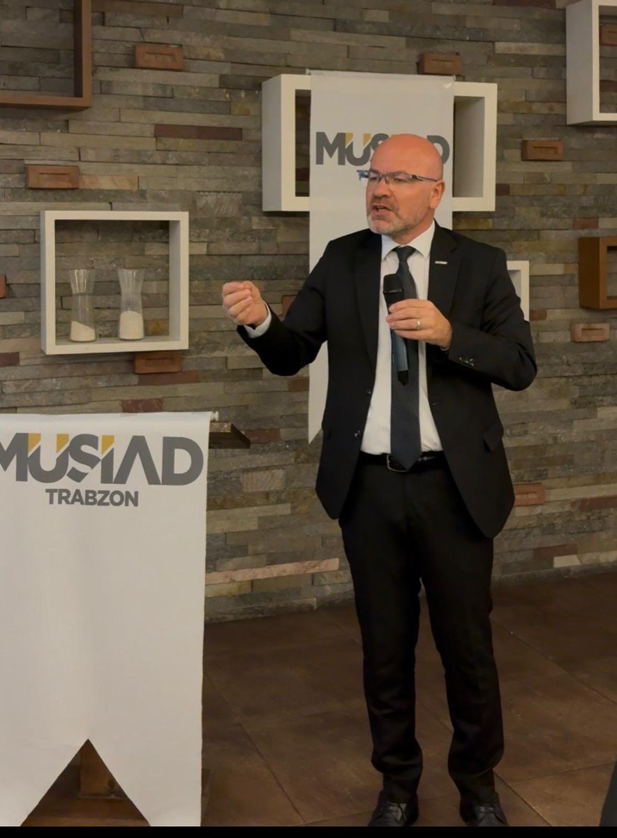 TrabzonMUSIAD's tweet photo. MÜSİAD TRABZON ÜYELERİ GÜNDEMİ DEĞERLENDİRDİ
Müstakil Sanayici ve İşadamları Derneği (MÜSİAD) Trabzon Şubesi, Genel Üye Toplantısı’nda üyelerini bir araya getirdi. 
MÜSİAD Trabzon Şube Başkanı Mesut İskenderoğlu’nun ev sahipliğinde gerçekleştirilen toplantıya; Yönetim Kurulu üyeleri, geçmiş dönem şube başkanları ve çok sayıda MÜSİAD üyesi katıldı.
Birlik ve beraberlik atmosferinde gerçekleştirilen toplantıda, MÜSİAD Trabzon Şubesi’nin bugüne kadar gerçekleştirdiği çalışmalar değerlendirilirken, gelecek döneme ilişkin hedefler ve yapılması planlanan çalışmalar hakkında görüş alışverişinde bulunuldu.
Toplantıda ayrıca, Trabzon’da gerçekleştirilecek Ticaret ve Sanayi Odası seçimleri de gündeme geldi. Seçim sürecine ilişkin üyelerin görüş ve değerlendirmeleri alınırken, şehrin ekonomik gelişimi ve iş dünyasının beklentileri üzerine karşılıklı istişarelerde bulunuldu. Seçim sürecinin Trabzon iş dünyası için hayırlı olması temenni edilerek, tüm adaylara başarı dilekleri iletildi.
İskenderoğlu: “Bu güçlü yapı büyük bir emeğin eseridir”
Toplantıda üyelere hitap eden MÜSİAD Trabzon Şube Başkanı Mesut İskenderoğlu, MÜSİAD’ın geçmişten bugüne ortaya koyduğu teşkilat yapısının ve birlikteliğin son derece kıymetli olduğunu ifade etti.
İskenderoğlu konuşmasında şu ifadelere yer verdi:
“Bugün geldiğimiz noktaya baktığımızda, ortaya konulan emeğin ve oluşturulan bu büyük yapının ne kadar kıymetli olduğunu çok daha iyi görüyoruz. Türkiye’den başlayarak dünyanın farklı coğrafyalarına ulaşan, güçlü bir teşkilat yapısına sahip büyük bir sivil toplum hareketinden söz ediyoruz.
Bugün dünyanın birçok noktasında varlık gösteren böylesine güçlü bir yapıyı meydana getirmek kolay değildir. Bu başarı yalnızca maddi imkânlarla oluşturulabilecek bir başarı da değildir. Bunun arkasında yılların emeği, fedakârlığı, inancı, birlik ve beraberliği vardır.
MÜSİAD’ın bugün ulaştığı noktada geçmiş dönem başkanlarımızdan yönetim kurullarımıza, üyelerimizden teşkilatımızın her kademesinde görev alan arkadaşlarımıza kadar herkesin çok kıymetli katkıları bulunmaktadır.
Geçmişten aldığımız bu güçlü mirası daha ileriye taşımak, birlik ve beraberliğimizi güçlendirmek ve Trabzon iş dünyasına daha fazla katkı sağlamak hepimizin ortak sorumluluğudur.
Bugüne kadar MÜSİAD ailesine emek veren geçmiş dönem başkanlarımıza, yönetim kurulu üyelerimize ve tüm üyelerimize şahsım ve Yönetim Kurulumuz adına bütün kalbimle teşekkür ediyorum.”
Toplantı, üyelerin görüş ve değerlendirmelerinin alınmasının ardından karşılıklı istişarelerle devam etti. MÜSİAD Trabzon’un önümüzdeki dönemde gerçekleştireceği çalışmalar konusunda üyelerin önerileri değerlendirilirken, ortak akıl ve güçlü iş birliği anlayışıyla çalışmaların sürdürüleceği ifade edildi.

#MUSIAD 
#gencmusiadtrb
#avmesut