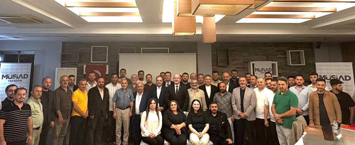 TrabzonMUSIAD's tweet photo. MÜSİAD TRABZON ÜYELERİ GÜNDEMİ DEĞERLENDİRDİ
Müstakil Sanayici ve İşadamları Derneği (MÜSİAD) Trabzon Şubesi, Genel Üye Toplantısı’nda üyelerini bir araya getirdi. 
MÜSİAD Trabzon Şube Başkanı Mesut İskenderoğlu’nun ev sahipliğinde gerçekleştirilen toplantıya; Yönetim Kurulu üyeleri, geçmiş dönem şube başkanları ve çok sayıda MÜSİAD üyesi katıldı.
Birlik ve beraberlik atmosferinde gerçekleştirilen toplantıda, MÜSİAD Trabzon Şubesi’nin bugüne kadar gerçekleştirdiği çalışmalar değerlendirilirken, gelecek döneme ilişkin hedefler ve yapılması planlanan çalışmalar hakkında görüş alışverişinde bulunuldu.
Toplantıda ayrıca, Trabzon’da gerçekleştirilecek Ticaret ve Sanayi Odası seçimleri de gündeme geldi. Seçim sürecine ilişkin üyelerin görüş ve değerlendirmeleri alınırken, şehrin ekonomik gelişimi ve iş dünyasının beklentileri üzerine karşılıklı istişarelerde bulunuldu. Seçim sürecinin Trabzon iş dünyası için hayırlı olması temenni edilerek, tüm adaylara başarı dilekleri iletildi.
İskenderoğlu: “Bu güçlü yapı büyük bir emeğin eseridir”
Toplantıda üyelere hitap eden MÜSİAD Trabzon Şube Başkanı Mesut İskenderoğlu, MÜSİAD’ın geçmişten bugüne ortaya koyduğu teşkilat yapısının ve birlikteliğin son derece kıymetli olduğunu ifade etti.
İskenderoğlu konuşmasında şu ifadelere yer verdi:
“Bugün geldiğimiz noktaya baktığımızda, ortaya konulan emeğin ve oluşturulan bu büyük yapının ne kadar kıymetli olduğunu çok daha iyi görüyoruz. Türkiye’den başlayarak dünyanın farklı coğrafyalarına ulaşan, güçlü bir teşkilat yapısına sahip büyük bir sivil toplum hareketinden söz ediyoruz.
Bugün dünyanın birçok noktasında varlık gösteren böylesine güçlü bir yapıyı meydana getirmek kolay değildir. Bu başarı yalnızca maddi imkânlarla oluşturulabilecek bir başarı da değildir. Bunun arkasında yılların emeği, fedakârlığı, inancı, birlik ve beraberliği vardır.
MÜSİAD’ın bugün ulaştığı noktada geçmiş dönem başkanlarımızdan yönetim kurullarımıza, üyelerimizden teşkilatımızın her kademesinde görev alan arkadaşlarımıza kadar herkesin çok kıymetli katkıları bulunmaktadır.
Geçmişten aldığımız bu güçlü mirası daha ileriye taşımak, birlik ve beraberliğimizi güçlendirmek ve Trabzon iş dünyasına daha fazla katkı sağlamak hepimizin ortak sorumluluğudur.
Bugüne kadar MÜSİAD ailesine emek veren geçmiş dönem başkanlarımıza, yönetim kurulu üyelerimize ve tüm üyelerimize şahsım ve Yönetim Kurulumuz adına bütün kalbimle teşekkür ediyorum.”
Toplantı, üyelerin görüş ve değerlendirmelerinin alınmasının ardından karşılıklı istişarelerle devam etti. MÜSİAD Trabzon’un önümüzdeki dönemde gerçekleştireceği çalışmalar konusunda üyelerin önerileri değerlendirilirken, ortak akıl ve güçlü iş birliği anlayışıyla çalışmaların sürdürüleceği ifade edildi.

#MUSIAD 
#gencmusiadtrb
#avmesut