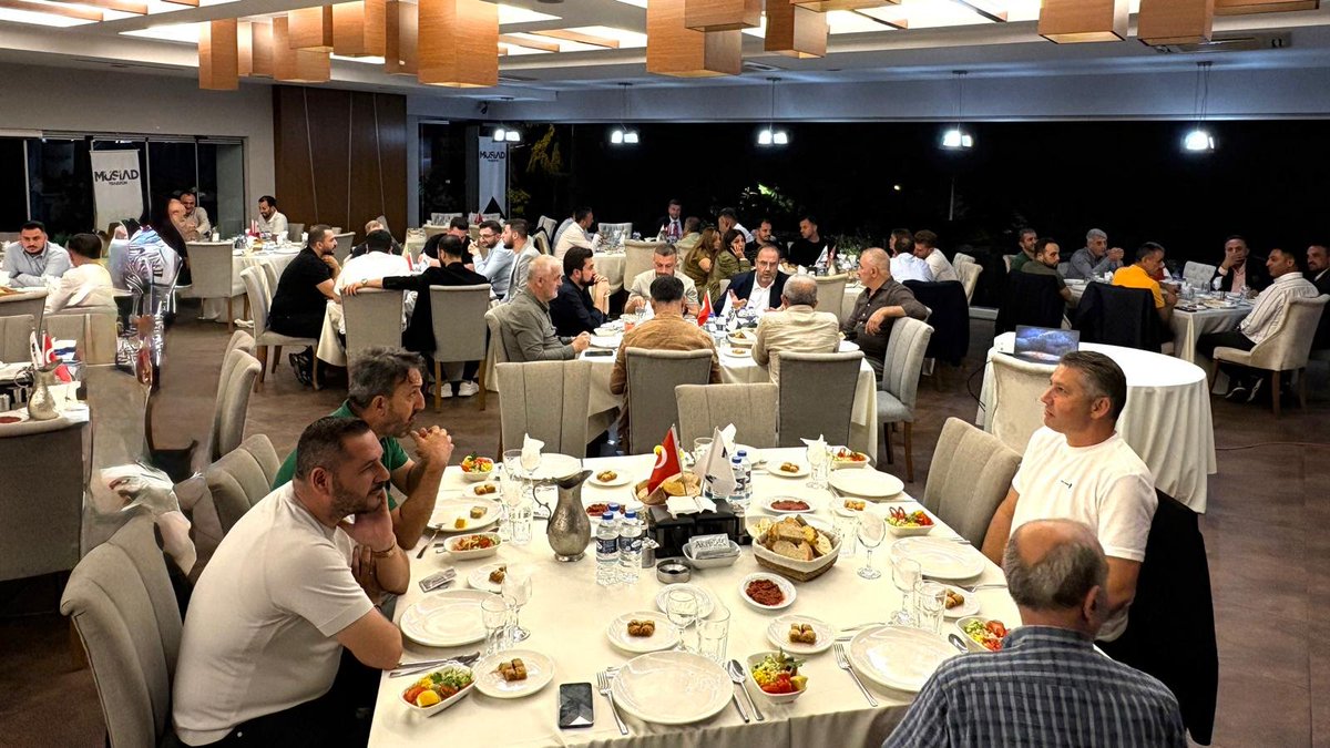 TrabzonMUSIAD's tweet photo. MÜSİAD TRABZON ÜYELERİ GÜNDEMİ DEĞERLENDİRDİ
Müstakil Sanayici ve İşadamları Derneği (MÜSİAD) Trabzon Şubesi, Genel Üye Toplantısı’nda üyelerini bir araya getirdi. 
MÜSİAD Trabzon Şube Başkanı Mesut İskenderoğlu’nun ev sahipliğinde gerçekleştirilen toplantıya; Yönetim Kurulu üyeleri, geçmiş dönem şube başkanları ve çok sayıda MÜSİAD üyesi katıldı.
Birlik ve beraberlik atmosferinde gerçekleştirilen toplantıda, MÜSİAD Trabzon Şubesi’nin bugüne kadar gerçekleştirdiği çalışmalar değerlendirilirken, gelecek döneme ilişkin hedefler ve yapılması planlanan çalışmalar hakkında görüş alışverişinde bulunuldu.
Toplantıda ayrıca, Trabzon’da gerçekleştirilecek Ticaret ve Sanayi Odası seçimleri de gündeme geldi. Seçim sürecine ilişkin üyelerin görüş ve değerlendirmeleri alınırken, şehrin ekonomik gelişimi ve iş dünyasının beklentileri üzerine karşılıklı istişarelerde bulunuldu. Seçim sürecinin Trabzon iş dünyası için hayırlı olması temenni edilerek, tüm adaylara başarı dilekleri iletildi.
İskenderoğlu: “Bu güçlü yapı büyük bir emeğin eseridir”
Toplantıda üyelere hitap eden MÜSİAD Trabzon Şube Başkanı Mesut İskenderoğlu, MÜSİAD’ın geçmişten bugüne ortaya koyduğu teşkilat yapısının ve birlikteliğin son derece kıymetli olduğunu ifade etti.
İskenderoğlu konuşmasında şu ifadelere yer verdi:
“Bugün geldiğimiz noktaya baktığımızda, ortaya konulan emeğin ve oluşturulan bu büyük yapının ne kadar kıymetli olduğunu çok daha iyi görüyoruz. Türkiye’den başlayarak dünyanın farklı coğrafyalarına ulaşan, güçlü bir teşkilat yapısına sahip büyük bir sivil toplum hareketinden söz ediyoruz.
Bugün dünyanın birçok noktasında varlık gösteren böylesine güçlü bir yapıyı meydana getirmek kolay değildir. Bu başarı yalnızca maddi imkânlarla oluşturulabilecek bir başarı da değildir. Bunun arkasında yılların emeği, fedakârlığı, inancı, birlik ve beraberliği vardır.
MÜSİAD’ın bugün ulaştığı noktada geçmiş dönem başkanlarımızdan yönetim kurullarımıza, üyelerimizden teşkilatımızın her kademesinde görev alan arkadaşlarımıza kadar herkesin çok kıymetli katkıları bulunmaktadır.
Geçmişten aldığımız bu güçlü mirası daha ileriye taşımak, birlik ve beraberliğimizi güçlendirmek ve Trabzon iş dünyasına daha fazla katkı sağlamak hepimizin ortak sorumluluğudur.
Bugüne kadar MÜSİAD ailesine emek veren geçmiş dönem başkanlarımıza, yönetim kurulu üyelerimize ve tüm üyelerimize şahsım ve Yönetim Kurulumuz adına bütün kalbimle teşekkür ediyorum.”
Toplantı, üyelerin görüş ve değerlendirmelerinin alınmasının ardından karşılıklı istişarelerle devam etti. MÜSİAD Trabzon’un önümüzdeki dönemde gerçekleştireceği çalışmalar konusunda üyelerin önerileri değerlendirilirken, ortak akıl ve güçlü iş birliği anlayışıyla çalışmaların sürdürüleceği ifade edildi.

#MUSIAD 
#gencmusiadtrb
#avmesut