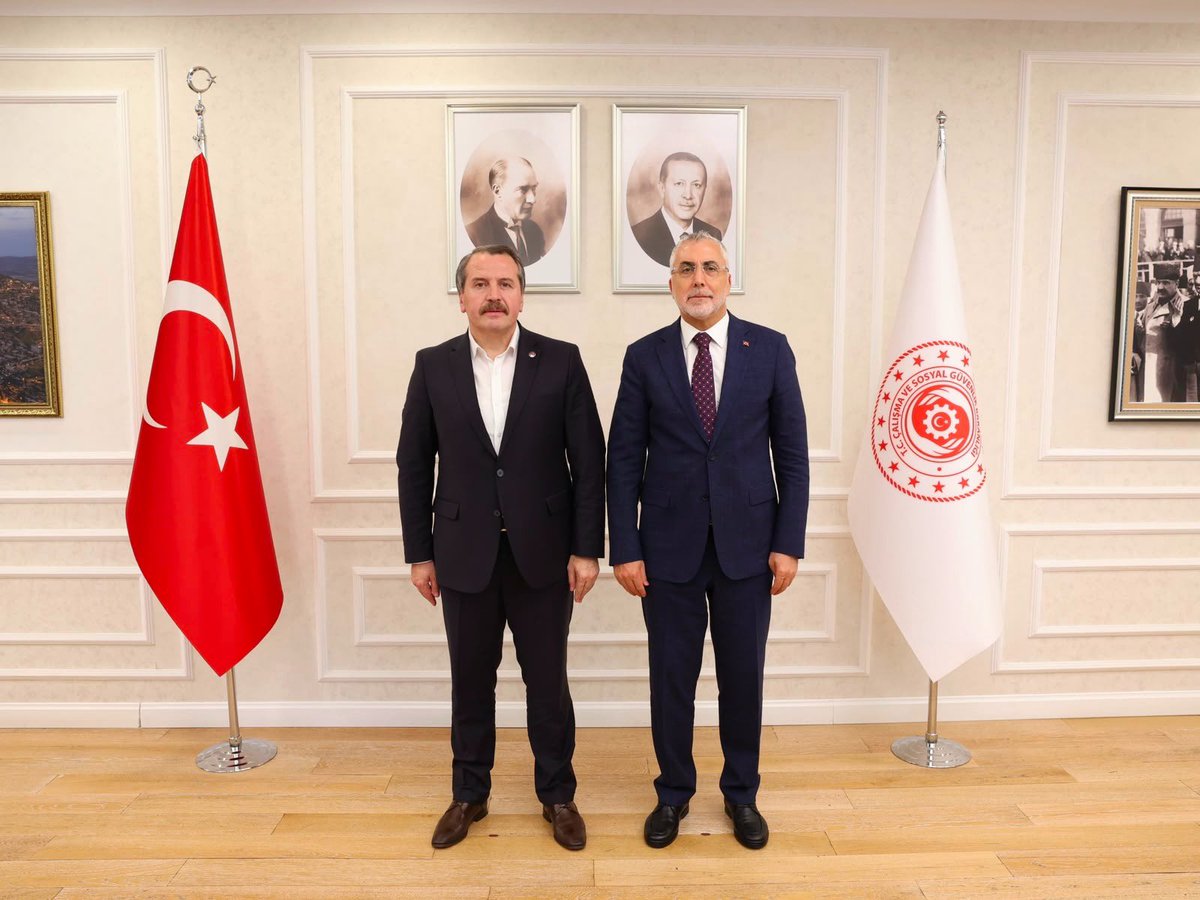 _aliyalcin_'s tweet photo. ÇALIŞMA VE SOSYAL GÜVENLİK BAKANI SAYIN VEDAT IŞIKHAN İLE GÖRÜŞTÜK

Çalışma ve Sosyal Güvenlik Bakanı Sayın @isikhanvedat ’ı ziyaret ederek; kamu görevlisi ve emeklilerimizin sorunlarını ve çözüm bekleyen konuları gündeme getirdik. 

Öncelikli gündemimiz; 2025 yılında gerçekleştirilen 8. Dönem Toplu Sözleşme görüşmelerinde Kamu Görevlileri Hakem Kurulu marifetiyle kamu görevlilerine ve emeklilerine verilen zam oranlarının yetersizliği ve kayıpların telafi edilmesidir. 

*Masada 2026 yılı için %16, 2027 yılı için %9 olarak hedeflenen enflasyonun tutmayacağını ısrarla dile getirmiştik.* 2027-2029 yıllarını kapsayan OVP’de ortaya konulan rakamlarda tespitimizin, teklifimizin ve ısrarımızın en somut göstergesidir.

Bu çerçevede, 2026 yılındaki kayıpların telafisi ve 2027 yılı için verilen zam oranlarının güncellenmesi için Kamu Görevlileri Sendikaları Heyet Başkanı ve Kamu İşveren Heyeti Başkanı olarak *Ek Protokol yapmalı, seyyanen zam ile de kamudaki ücret dengesizliği* giderilmelidir.

*4688 SAYILI YASA DEĞİŞMELİ, ÇALIŞMA SONUÇLANDIRILMALIDIR*

Çalışma ve Sosyal Güvenlik Bakanlığı öncülüğünde 4688 sayılı Kanun’a yönelik yürütülen çalışma sosyal tarafların katılımıyla tamamlanmıştır. Kanunun değişmesi, eksikliklerinin giderilmesi ve beklentilerin karşılanması için kamu kurum ve kuruluşlarının görüşleri alınmalı ve çalışma artık sonuçlandırılmalıdır. 

*8. Dönem Toplu Sözleşme sürecinde ortaya koyduğumuz iradenin, mücadelenin ve kararlılığın arkasındayız .* 

Kanun artık çözüm üretmiyor. Masanın taraflarını baskılıyor, sahanın gerçeklerini görmüyor, kamudaki çalışanlar arasında oluş(turul)an ücret adaletsizliğini çözmeye yetmiyor. 

Sendikal alandaki tecrübenin artırılması ve ILO normlarına uygun hale getirilmesi için ilgili Kanunun muhakkak değiştirilmesi, geliştirilmesi ve güncellenmesi gerekiyor. Süreç uzadıkça sosyal maliyet büyüyor, kamu görevlilerimizin huzursuzluğu artıyor. Amacımız; 2026 yılı tamamlanmadan Kanun değişikliğinin Meclis’e gelmesi ve sürecin tamamlanmasıdır. 

*Kamu görevlilerimizin acil çözüm bekleyen sorunları çözülmeli, sahanın beklentileri karşılanmalıdır.*

Görüşmede Sayın Bakan’a kamu görevlisi ve emeklilerimizin çözüm beklediği diğer sorunları ifade ettik. Mali beklentilere ilave olarak; adaletin sağlanması noktasında atılan adımlar kamu görevlileri ve emeklilerimizin huzurunu artıracak, çalışma barışını sağlayacaktır. 

Bu çerçevede; 

•Kamu Personel Reformu yapılmalı ve kamuda ücret dengesi sağlanmalı,
•Görev aylığı ile emekli aylığı arasındaki denge tekrar kurulmalı, emekli aylıkları hak ettiği seviyeye yükseltilmeli,
•1. Dereceye 3600 Ek Gösterge vaadi artık hayata geçmeli,
•Disiplin Affı çıkarılmalı,
•İlave 1 Derece verilmeli,
•Mühendislik Meslek Kanunu ve Teknik Hizmetler Sınıfı personelinin beklentisi karşılanmalı, 
•Akademik Personele İyileştirme yapılmalı,
•Bayram İkramiyesi memurlara da verilmeli,
•Yardımcı Hizmetler Sınıfı’nın sorunları çözülmeli, GİH’e geçişi sağlanmalı, 
•Kariyer Uzmanlarının mali haklarının iyileştirilmeli,
•Koruyucu Giyim kazanımımız engellenmemeli, toplu sözleşmenin hukuku korunmalı,  
•Vergi dilimlerindeki adaletsizlik giderilmeli, gelir dağılımında adalet sağlanmalıdır.