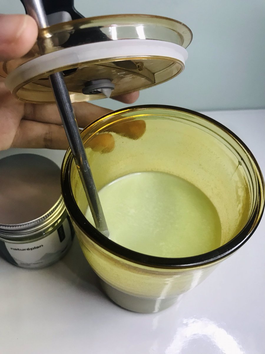 spallspillara's tweet photo. In this economy lebih hemat buat matcha sendiri di rumah☺️🍵
Caranya :
Larutkan bubuk matcha dengan sedikit air hangat 
Tambahkan susu full cream agar lebih creamy https://t.co/o4wgtVJeQL