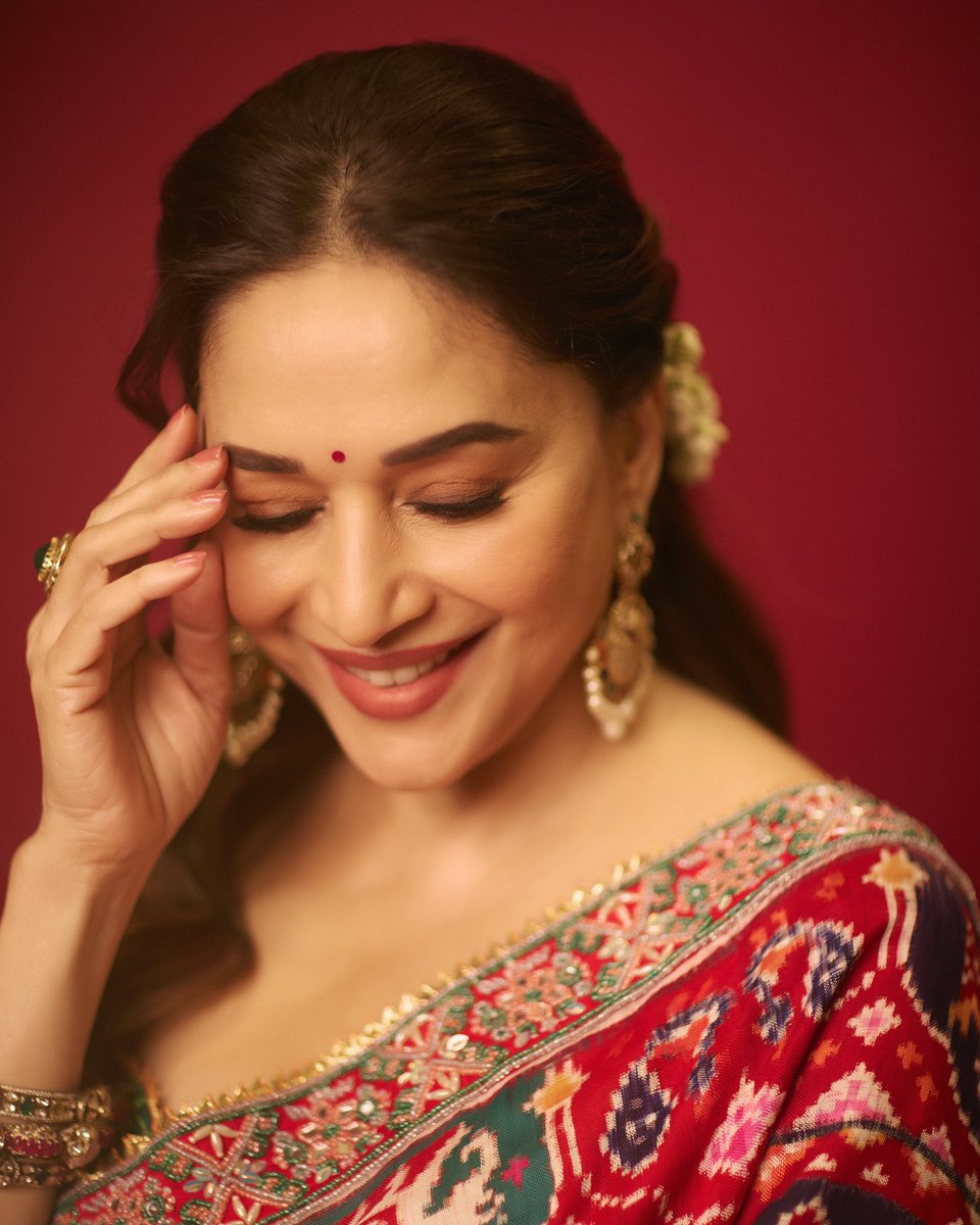 MadhuriDixit's tweet photo. रंग, उत्सव आणि बाप्पाचा आशीर्वाद… याहून सुंदर काय असू शकतं? 🙏♥️ गणपती बाप्पा मोरया! https://t.co/yE37YdGI52