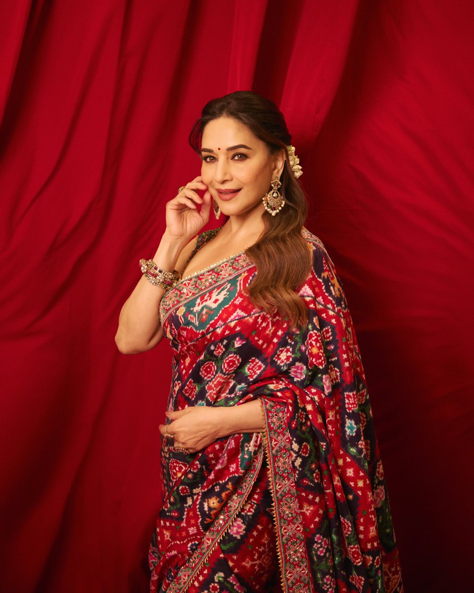 MadhuriDixit's tweet photo. रंग, उत्सव आणि बाप्पाचा आशीर्वाद… याहून सुंदर काय असू शकतं? 🙏♥️ गणपती बाप्पा मोरया! https://t.co/yE37YdGI52