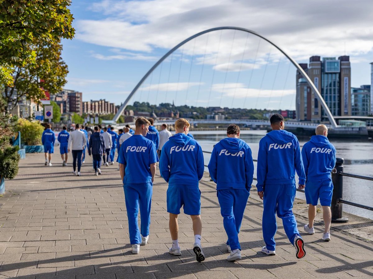 AZFrance2's tweet photo. Petite visite de Newcastle🏴󠁧󠁢󠁥󠁮󠁧󠁿 avant le match de ce soir❤️🤍 https://t.co/2pIGizQT83