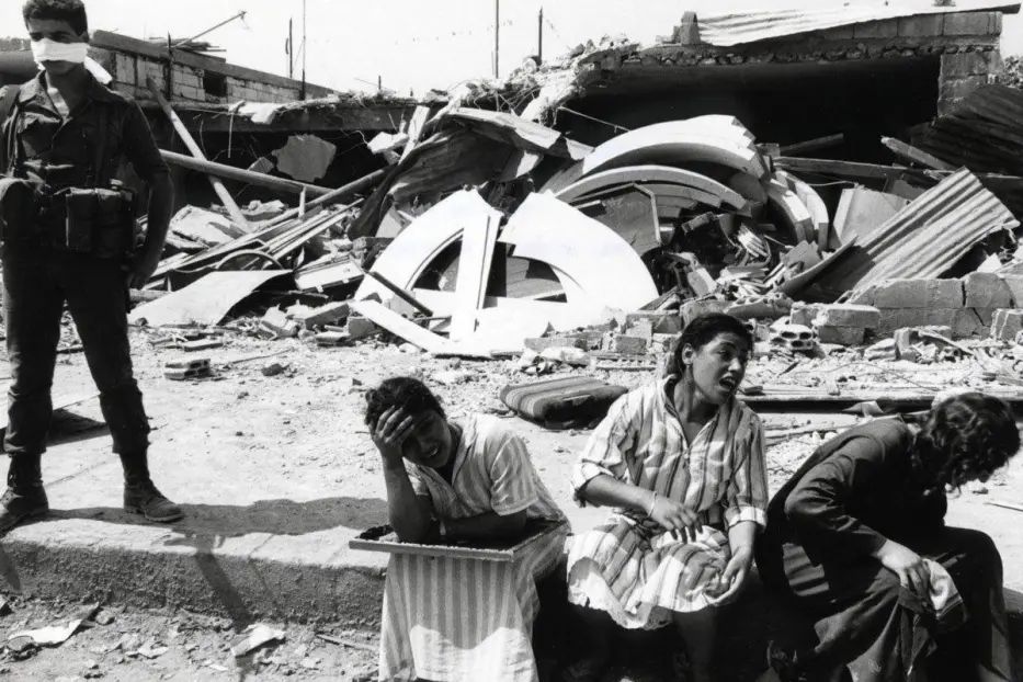 HistClasseTrab's tweet photo. Neste dia, a 16 de Setembro de 1982, começou o massacre de Sabra e Chatila, levado a cabo por milicianos de direita associados ao partido Kataeb (também conhecido como as Falanges Libanesas, partido democrata cristão no Líbano), com a ajuda de forças de defesa israelitas. O massacre aconteceu no campo de refugiados Chatila, perto da zona de Sabra. O ataque terá acontecido como retaliação, contra o assassinato do recém eleito presidente libanês, Bachir Gemayel, falangista, pois acreditavam erradamente que este teria sido morto por palestinianos. (Nota: este post contém descrições de violência e violência sexual.) Contam-se mais de 3000 vítimas, maioritariamente civis palestinianos, mas também libaneses. O massacre terá durado até dia 18 de setembro, deixando uma paisagem devastadora. Várias vítimas foram violadas, abusadas, torturadas e alguns corpos profanados. O campo de refugiados de Chatila foi originalmente criado para os refugiados palestinianos de Nakba, tendo já fugido de morte e devastação antes. Atualmente, continua funcional, contando com descendentes das vítimas do massacre de Chatila, e com refugiados de conflitos póstumos, em países fronteiriços (como da Síria).