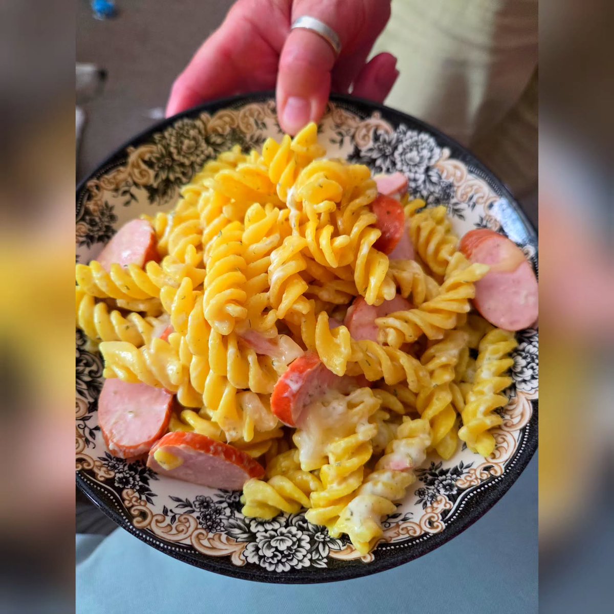 WilliamHelf0c's tweet photo. Cheesy Smoked Sausage Pasta

Smoked pork sausage, Primula Cheese and cooled pasta. This was unbelievably simple yet incredibly tasty! I pre-cooked and slightly cooled the pasta, squeezed in a whole tube of Cheese &amp; Chives, then added a packet of https://t.co/vuFCqQfidf