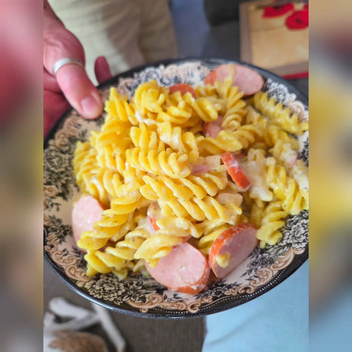 WilliamHelf0c's tweet photo. Cheesy Smoked Sausage Pasta

Smoked pork sausage, Primula Cheese and cooled pasta. This was unbelievably simple yet incredibly tasty! I pre-cooked and slightly cooled the pasta, squeezed in a whole tube of Cheese &amp; Chives, then added a packet of https://t.co/vuFCqQfidf