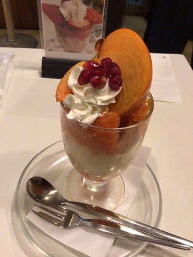 Hiroalska's tweet photo. 時々、無性にフルーツパーラーフクナガさんのアボカドサンドとフルーツサンド、パフェが食べたたくなる。 https://t.co/eQVqtxJprp