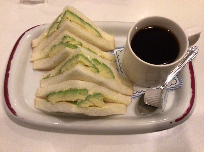 Hiroalska's tweet photo. 時々、無性にフルーツパーラーフクナガさんのアボカドサンドとフルーツサンド、パフェが食べたたくなる。 https://t.co/eQVqtxJprp
