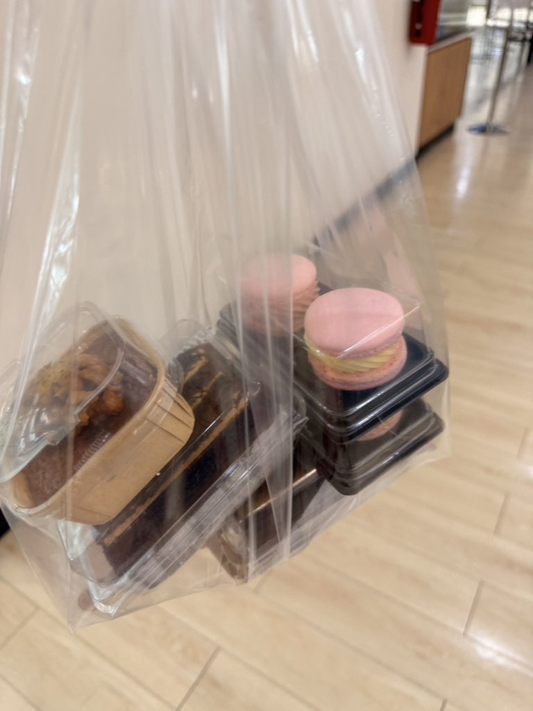 littleyinyinx's tweet photo. ทุกคนน London cake นี้ เราซื้อมาจาก dusit thani college (วิทยาลัยดุสิตธานี) ตรงร้าน D Shop ค่ะ  เมนูขนมมีหลายเมนูเลย ซึ่งเป็นขนมที่นักศึกษาเป็นคนทำและนำมาขาย เป็นส่วนหนึ่งของวิชาเรียนเลย ขนมมีหลายเมนู และจะเปลี่ยนไปเรื่อยๆค่ะ✨ ลองไปอุดหนุนน้องๆนักศึกษาได้นะ อร่อย ราคาดีทุกเมนู❤️ https://t.co/bGTAxH5y3I