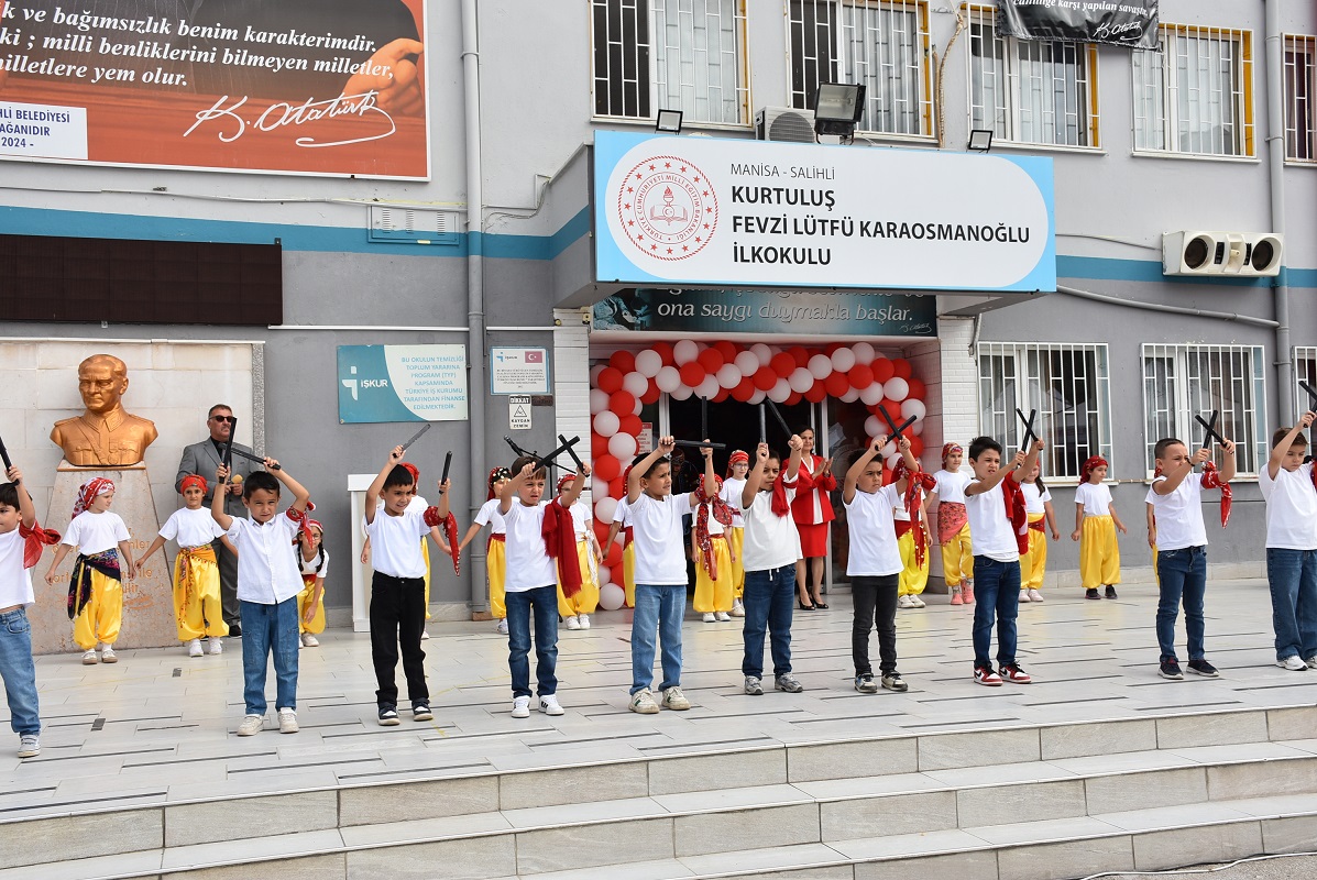 Salihli_Kym's tweet photo. 👩‍🎓Kaymakamımız Sayın Ali GÜLDOĞAN, İlköğretim Haftası Açılış Programına Katıldı.
Yeni Eğitim-Öğretim Yılının başlaması vesilesiyle düzenlenen İlköğretim Haftası Kutlama ve Açılış Programı, Kurtuluş Fevzi Lütfü Karaosmanoğlu İlkokulunda Kaymakamımız Sayın Ali GÜLDOĞAN’ın katılımlarıyla gerçekleştirildi.

İlçe Milli Eğitim Müdürlüğü ve okul yönetimi tarafından organize edilen tören, saygı duruşu ve İstiklal Marşı’nın okunmasıyla başladı. Öğrencilerin günün anlam ve önemine binaen hazırladığı şiir dinletileri ve halk oyunları gösterileri katılanlar tarafından ilgiyle izlendi.

"Geleceğimizin Teminatı Çocuklarımızdır"

Programda konuşan Kaymakamımız Sayın Ali GÜLDOĞAN, yeni eğitim-öğretim yılının tüm öğrencilere, öğretmenlere ve velilere hayırlı olmasını temenni ederek özetle şu ifadeleri kullandı:

"Eğitim, bir toplumun muasır medeniyet seviyesine ulaşmasında ve geleceğinin inşa edilmesinde en temel unsurdur. Bizlerin en temel vazifesi; evlatlarımızı milli ve manevi değerlerine bağlı, bilim ve irfanla donanmış, sorumluluk sahibi, özgüveni yüksek bireyler olarak yetiştirmektir. Ders başı yapan tüm evlatlarımıza zihin açıklığı ve başarılar; bu kutsal mesleği icra eden kıymetli öğretmenlerimize ve fedakâr velilerimize kolaylıklar diliyorum.” dedi.

Kurtuluş Fevzi Lütfü Karaosmanoğlu İlkokulunda düzenlenen programa Kaymakamımız Ali GÜLDOĞAN’ın yanı sıra ilçe protokol üyeleri, kurum amirleri, siyasi parti temsilcileri, sivil toplum kuruluşu temsilcileri, okul müdürleri, öğretmenler, öğrenciler ve çok sayıda veli katıldı.
🇹🇷@AliGuldgn  @SalihliMEM