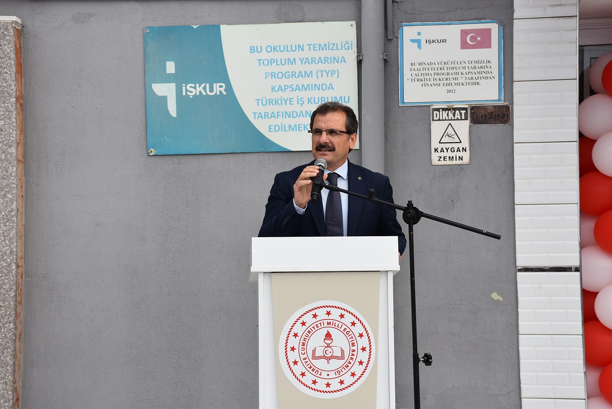 Salihli_Kym's tweet photo. 👩‍🎓Kaymakamımız Sayın Ali GÜLDOĞAN, İlköğretim Haftası Açılış Programına Katıldı.
Yeni Eğitim-Öğretim Yılının başlaması vesilesiyle düzenlenen İlköğretim Haftası Kutlama ve Açılış Programı, Kurtuluş Fevzi Lütfü Karaosmanoğlu İlkokulunda Kaymakamımız Sayın Ali GÜLDOĞAN’ın katılımlarıyla gerçekleştirildi.

İlçe Milli Eğitim Müdürlüğü ve okul yönetimi tarafından organize edilen tören, saygı duruşu ve İstiklal Marşı’nın okunmasıyla başladı. Öğrencilerin günün anlam ve önemine binaen hazırladığı şiir dinletileri ve halk oyunları gösterileri katılanlar tarafından ilgiyle izlendi.

"Geleceğimizin Teminatı Çocuklarımızdır"

Programda konuşan Kaymakamımız Sayın Ali GÜLDOĞAN, yeni eğitim-öğretim yılının tüm öğrencilere, öğretmenlere ve velilere hayırlı olmasını temenni ederek özetle şu ifadeleri kullandı:

"Eğitim, bir toplumun muasır medeniyet seviyesine ulaşmasında ve geleceğinin inşa edilmesinde en temel unsurdur. Bizlerin en temel vazifesi; evlatlarımızı milli ve manevi değerlerine bağlı, bilim ve irfanla donanmış, sorumluluk sahibi, özgüveni yüksek bireyler olarak yetiştirmektir. Ders başı yapan tüm evlatlarımıza zihin açıklığı ve başarılar; bu kutsal mesleği icra eden kıymetli öğretmenlerimize ve fedakâr velilerimize kolaylıklar diliyorum.” dedi.

Kurtuluş Fevzi Lütfü Karaosmanoğlu İlkokulunda düzenlenen programa Kaymakamımız Ali GÜLDOĞAN’ın yanı sıra ilçe protokol üyeleri, kurum amirleri, siyasi parti temsilcileri, sivil toplum kuruluşu temsilcileri, okul müdürleri, öğretmenler, öğrenciler ve çok sayıda veli katıldı.
🇹🇷@AliGuldgn  @SalihliMEM