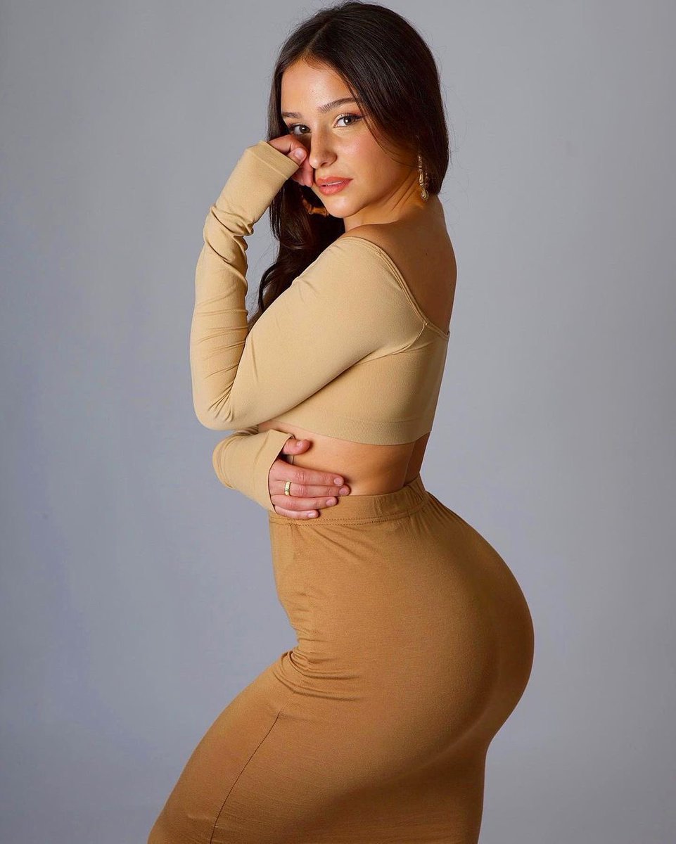 amemrz's tweet photo. Qui est capable d’assumer le gros cul de Jeanne Brem ? 🍑🍑 https://t.co/szNHRV3O2q