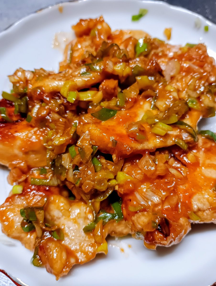kaitosp's tweet photo. 鶏むね肉の鶏チリ。片栗粉をまぶして焼いた鶏むね肉が柔らかく、ケチャップベースの甘酢がよく絡んでおいしいです。
ねぎとにんにくと生姜はもちろんたっぷり。 https://t.co/c19mZqDdME