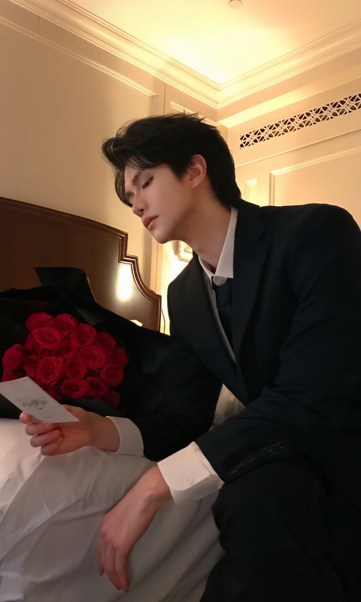 cdlalune's tweet photo. คุณช่างภาพมาลงรูปเพิ่ม ขอหวีดอีกรอบ หล่ออะ ฮือ คิดถึงบะหมี่ 😭😭😭 https://t.co/okTEN7KtnH