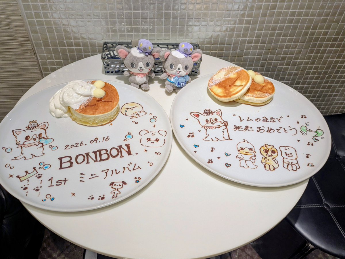 frappe_s1211's tweet photo. 梅田/ロカンダ
BONBON.1stミニアルバム発売おめでとうのお祝いしてきました🎉
なんとスタッフさんにボンボナがいます‼️その方にプレート描いていただきました🩶
想像以上の素晴らしい作品が出てきて感動😭✨
お店のディスプレイ(3枚目)もBONBON.仕様を飾ってくれてます❣️
パンケーキも美味しかった😋🥞 https://t.co/NZI10VW8Qb