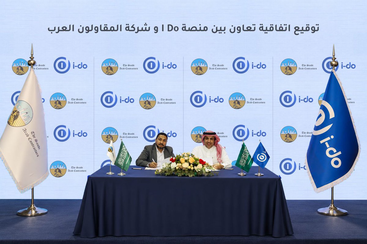 ido_holding's tweet photo. الخُبر – المملكة العربية السعودية

أبرمت i-do القابضة والمقاولون العرب اتفاقية شراكة استراتيجية لتطوير وتوظيف الحلول الذكية وتقنيات الذكاء الاصطناعي في إدارة وتشغيل المشاريع والبنية التحتية بما يسهم في رفع الكفاءة التشغيلية وتحسين إدارة الأصول والمرافق وأتمتة العمليات ضمن بيئات تقنية مترابطة.

وتم توقيع الاتفاقية بين الدكتور سعد القحطاني المؤسس والرئيس التنفيذي لـ i-do القابضة والمهندس أحمد دسوقي الرئيس التنفيذي لشركة المقاولون العرب في السعودية وذلك في مقر الشركة بمدينة الخبر.

وتجمع الشراكة بين الخبرات الهندسية والتنفيذية للمقاولون العرب والقدرات التقنية لـ i-do في الذكاء الاصطناعي وأتمتة العمليات وإدارة الأصول والمرافق وربط الأنظمة والبيانات ضمن بيئة تقنية موحدة.

وبموجب الاتفاقية ستعمل الشركتان على تطوير حلول رقمية تدعم إدارة وتشغيل المشاريع وربط الأصول والمرافق والبيانات إلى جانب توظيف الذكاء الاصطناعي في المتابعة والتحليل ودعم القرارات المبنية على البيانات.

وتأتي الشراكة امتداداً لخبرة i-do في تطوير وتطبيق الحلول التقنية في المشاريع الهندسية ومشاريع البنية التحتية وتعاونها مع عدد من الشركات والجهات الرائدة إلى جانب عملها في عدد من مشاريع صندوق الاستثمارات العامة وشركة صلة ومشاريع مثل أردارا ومشروع السودة ومركز الملك عبدالله المالي (KAFD).